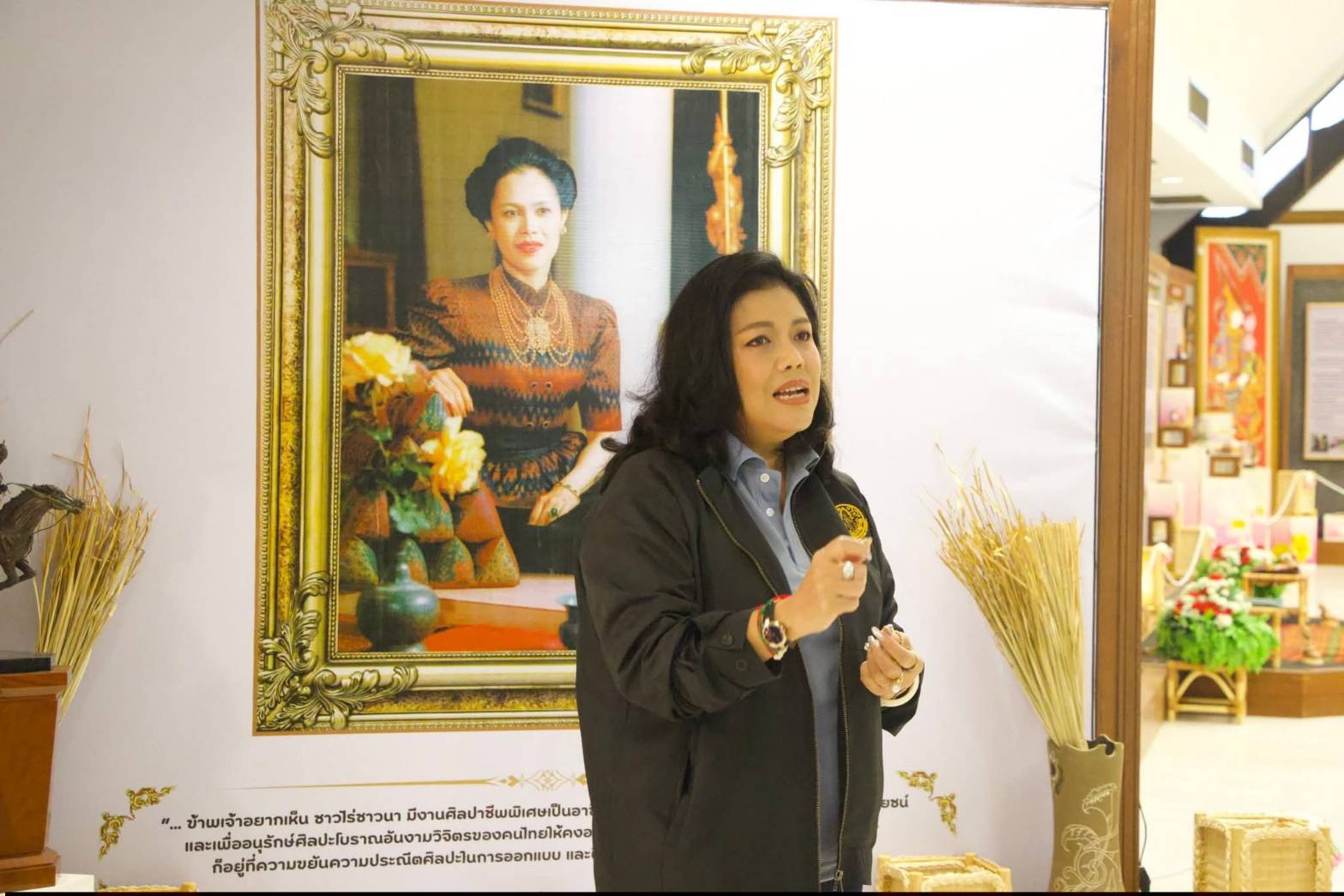 title - ผอ.ศพส. ห้การต้อนรับ คณะผู้บริหาร พนักงาน และสื่อมวลชน จาก บริษัท ทิพยประกันภัย จำกัด (มหาชน) พร้อมนำคณะเข้าเยี่ยมชมนิทรรศการสืบสาน สายธาร สร้างงาน หัตถศิลป์ ณ ศูนย์ส่งเสริมและพัฒนาอาชีพเสริมนอกภาคการเกษตร (ศูนย์ศิลปาชีพ บางไทรฯ (เดิม)) 